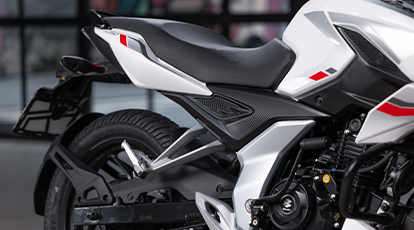 Conforto no assento em dois níveis para piloto e garupa