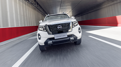 Design imponente e robusto com grade dianteira marcante