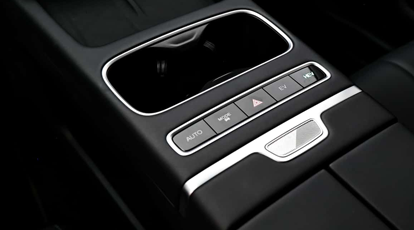 Interior luxuoso com bancos ventilados e acabamento refinado