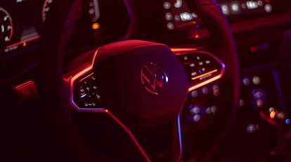 Interior refinado com iluminação ambiente configurável