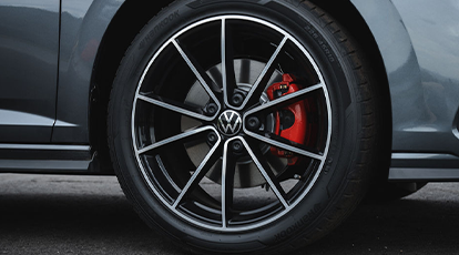 Rodas de liga leve 18” escurecidas