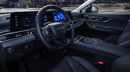 Interior com acabamento luxuoso, carregamento por indução.